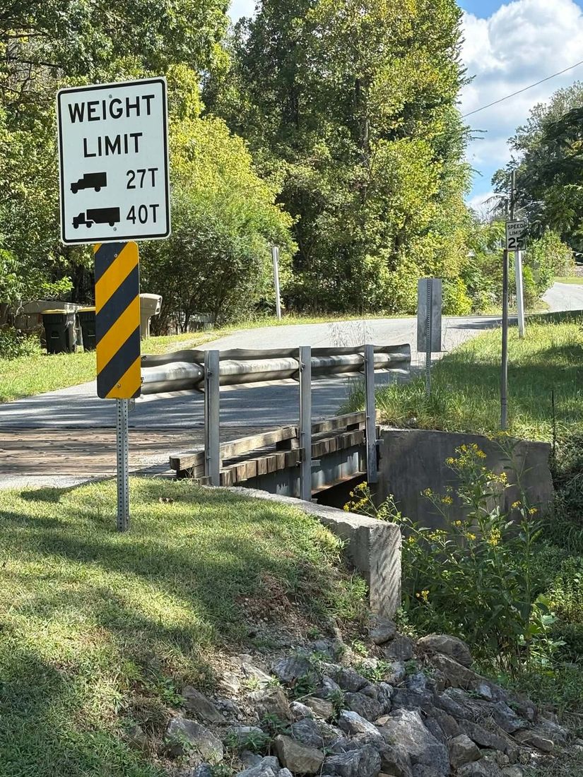 A weight limit sign reading 27T and 40T stands beside the Diamond Avenue bridge.